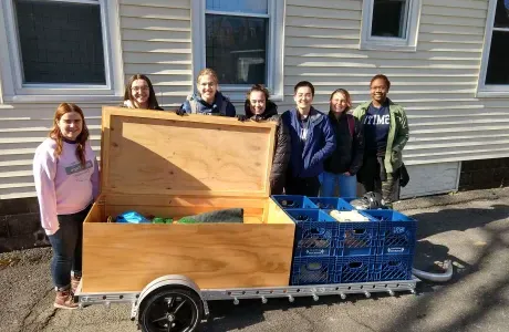 学生们拿着装在拖车上的便携ParKit摆姿势